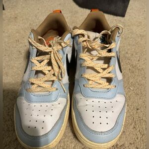 Nike court borough in good condition that are size 7y